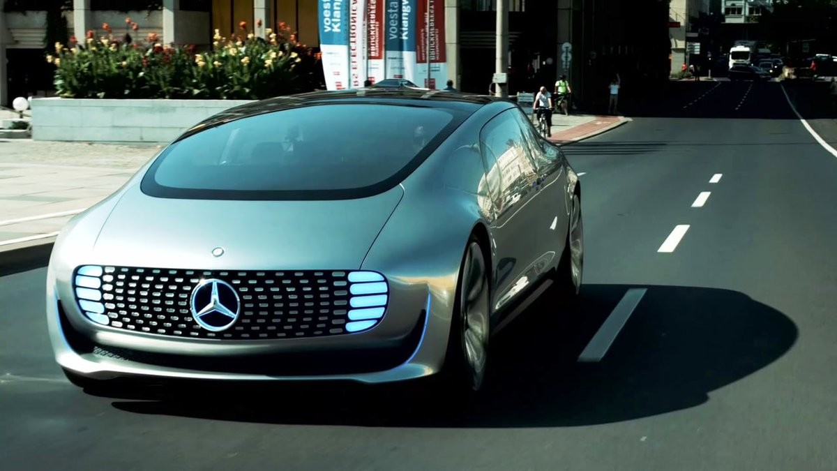 Innovativa navigazione AI di Mercedes-Benz con tecnologia Google Cloud